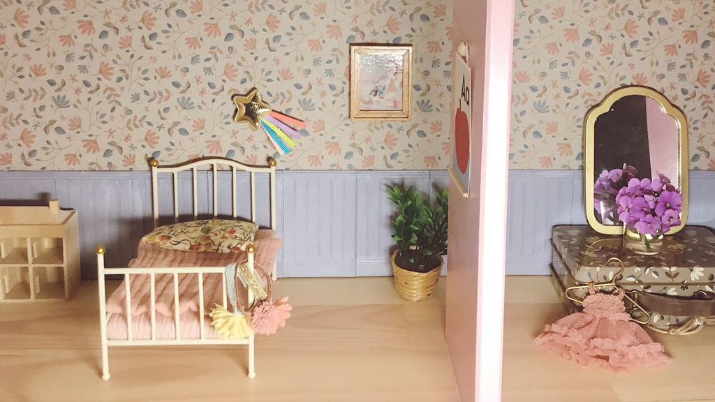 Ikea Dolls house upstairs room with bed and mirror