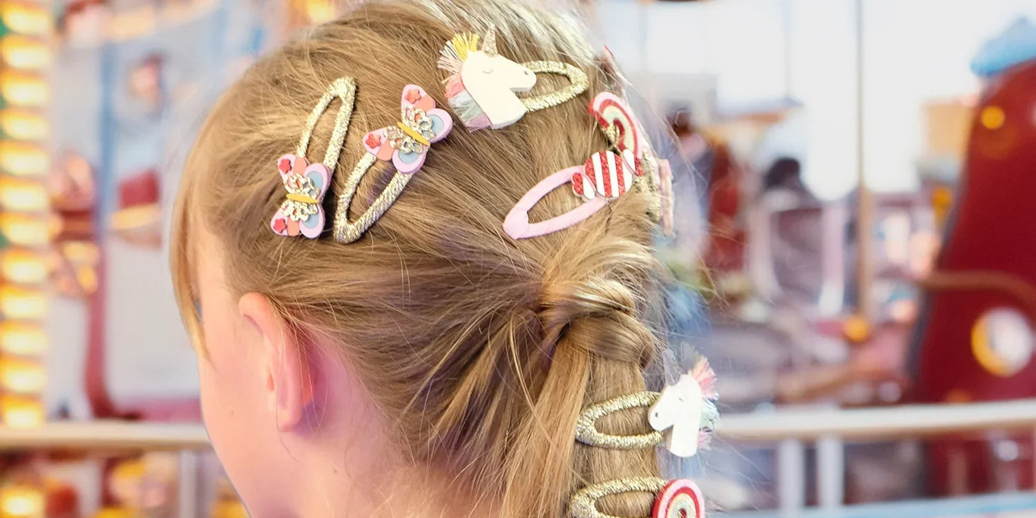 a girl wearing bow hair clips