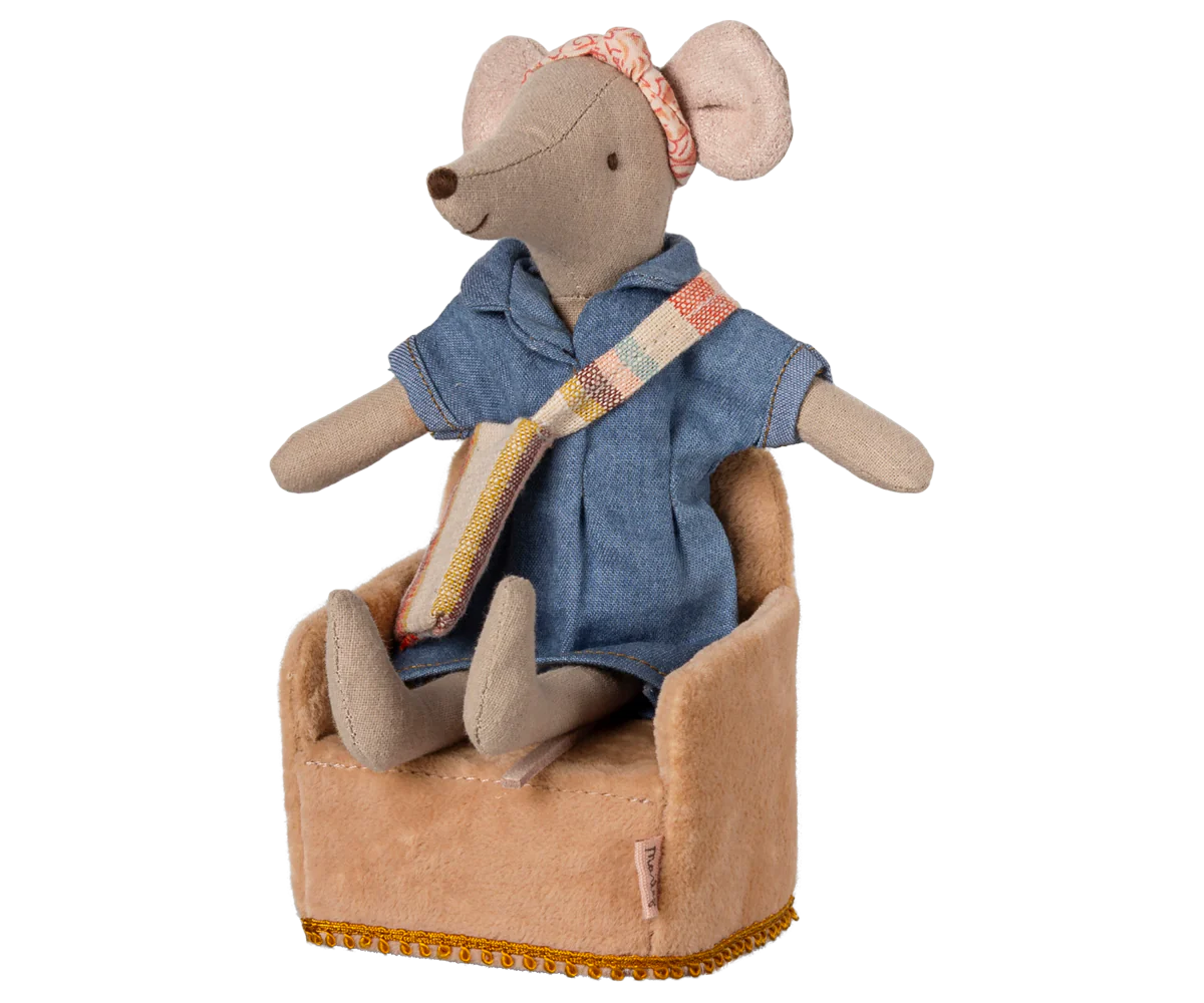 Maileg armchair for dolls houses in the  colour rose with mum mouse