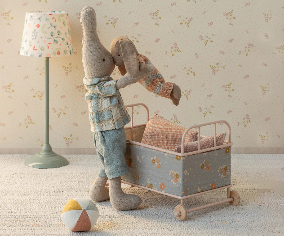 Maileg Bunny, Micro - Brown - Dusty rose knitted suit