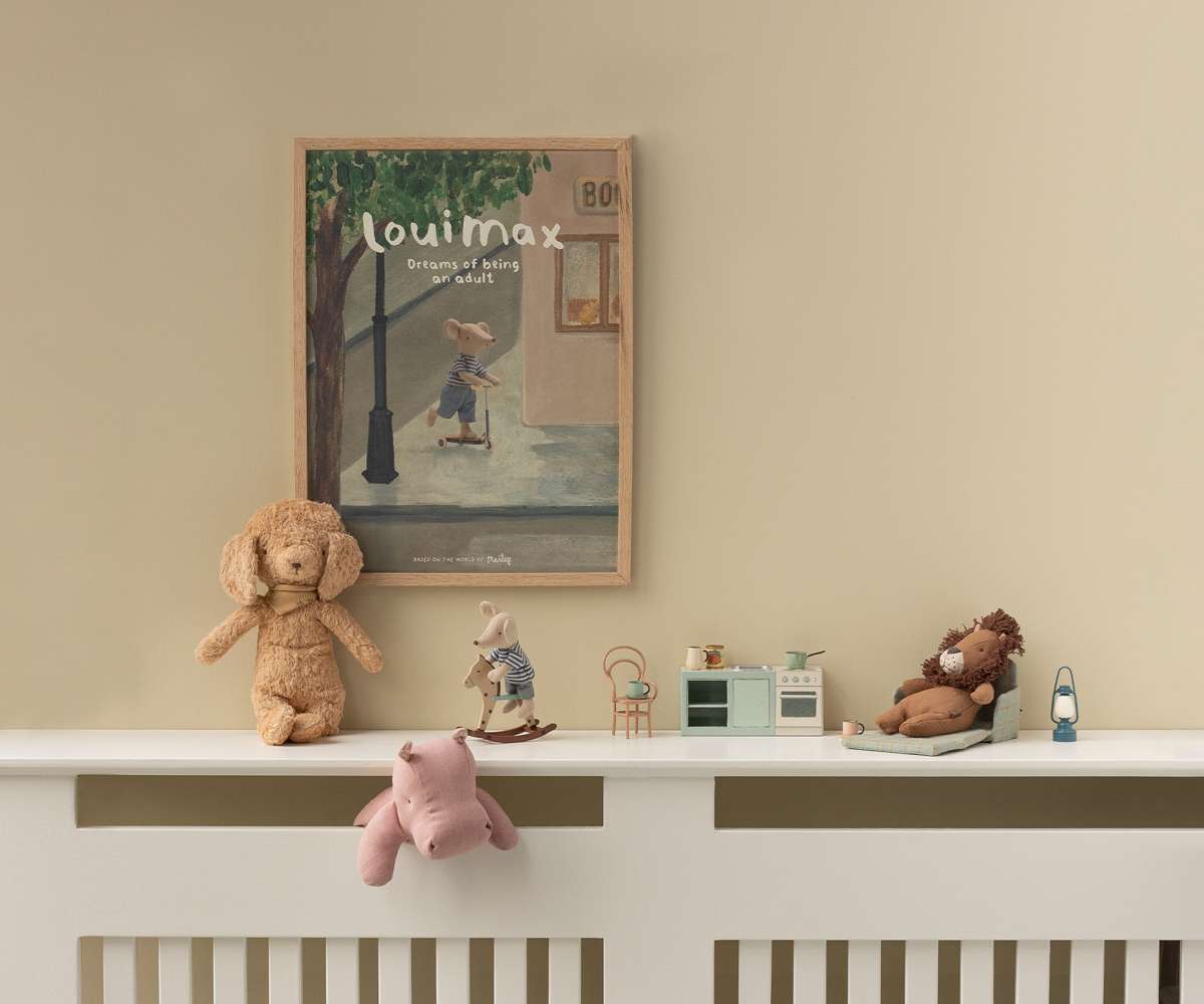 Children's room with Maileg toys on a shelf and a framed picture of a Maileg mouse on the wall.