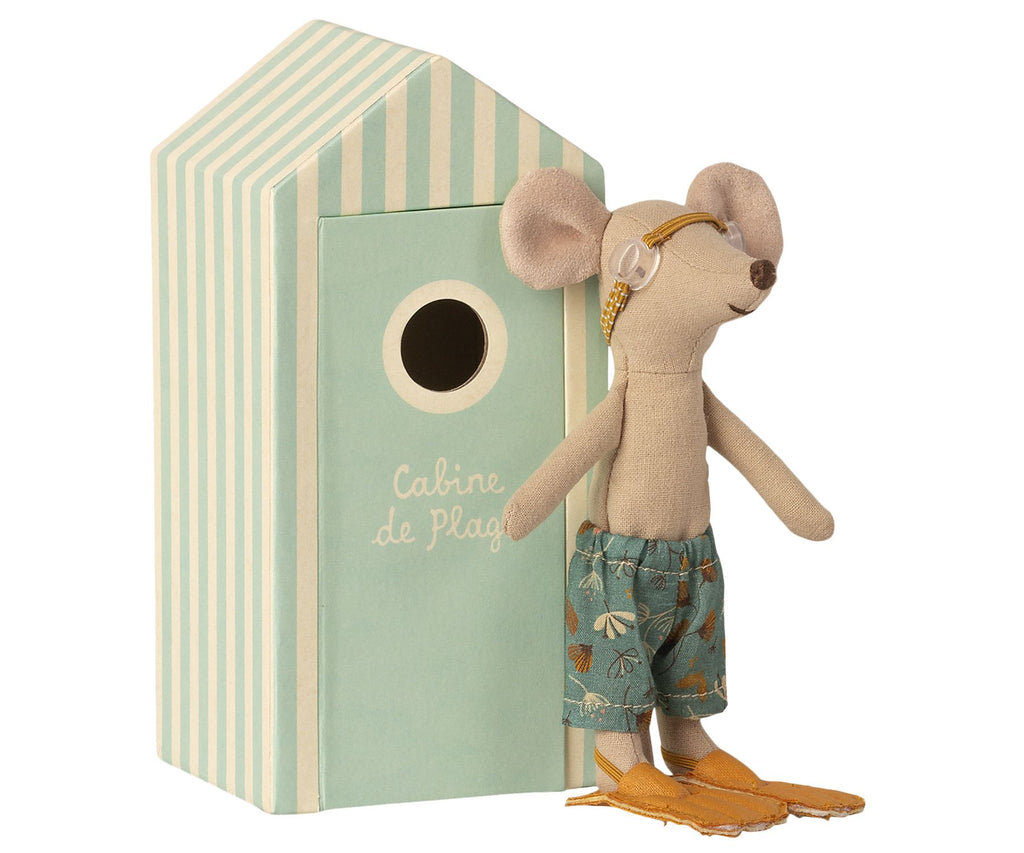 Maileg Beach mouse - big brother in cabin de plage