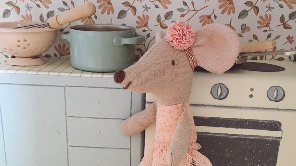 Maileg mouse in a kitchen 