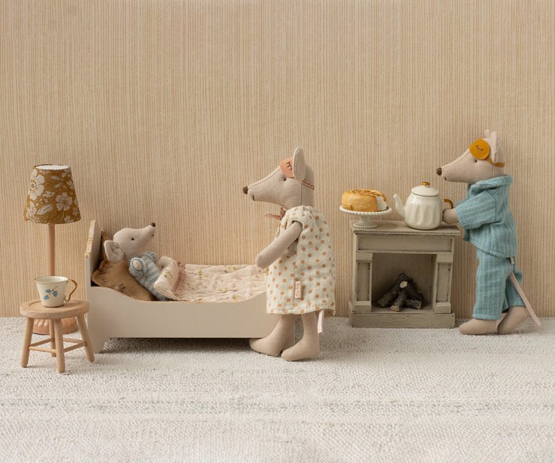 Maileg mouse in bed 