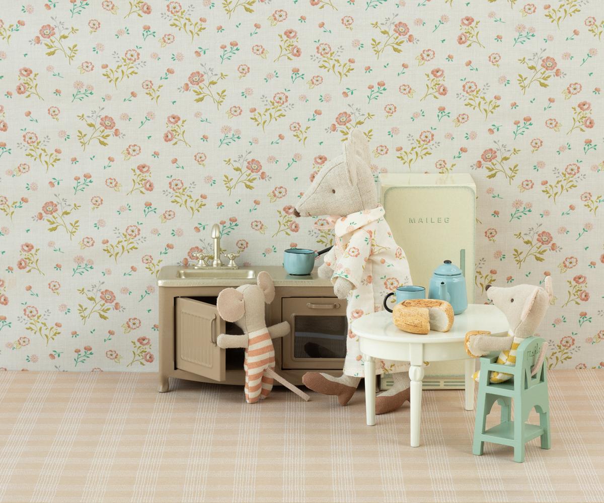Maileg kitchen scene with dining table off white 