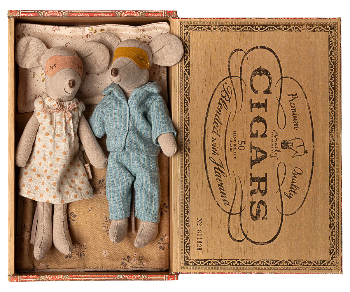 Two Maileg mice, a mum in a dress and a dad in pyjamas, inside an open cigar box with decorative text.