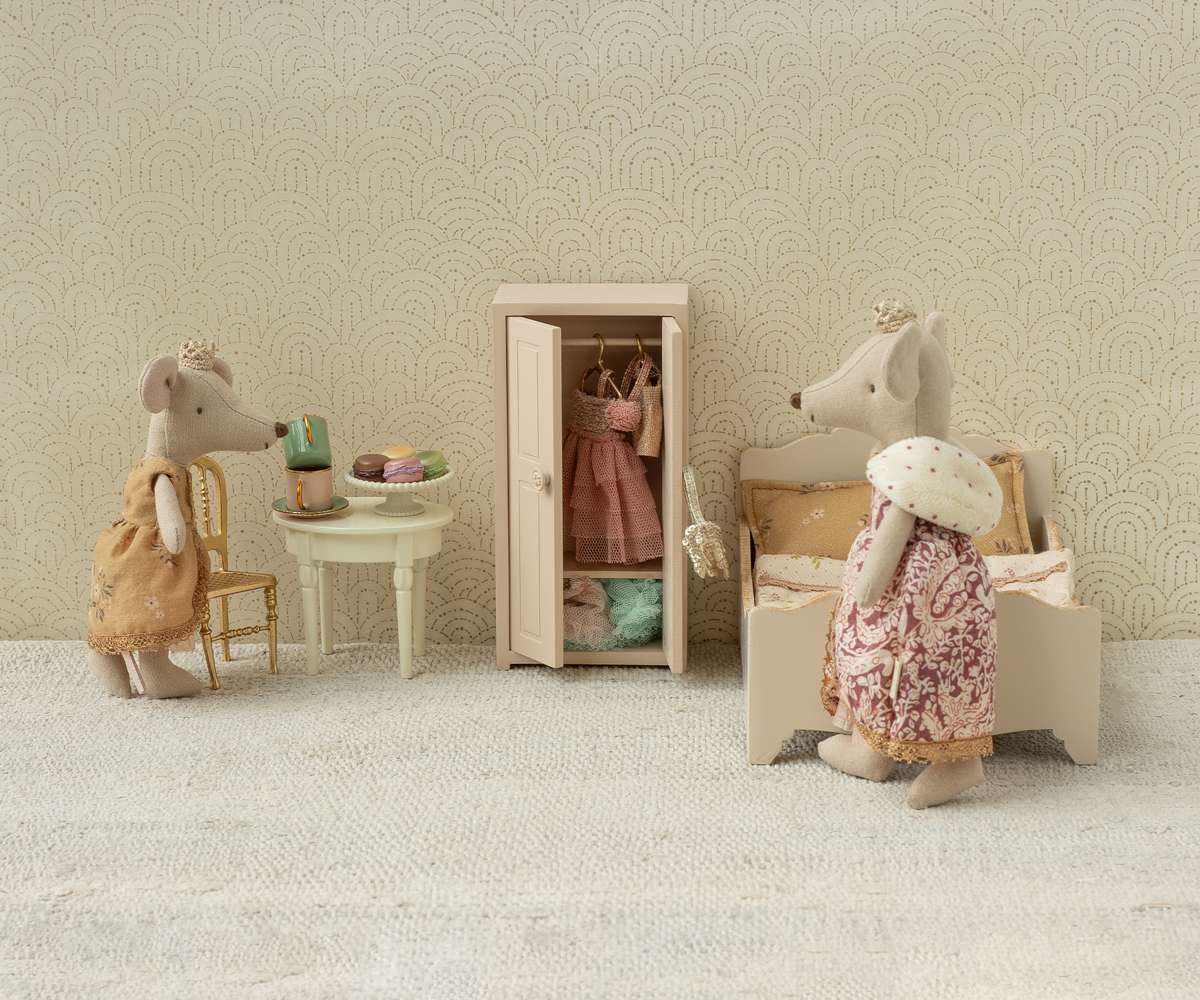 Maileg mouse queen and princess Miniature toy scene with mice in a room featuring furniture and accessories.