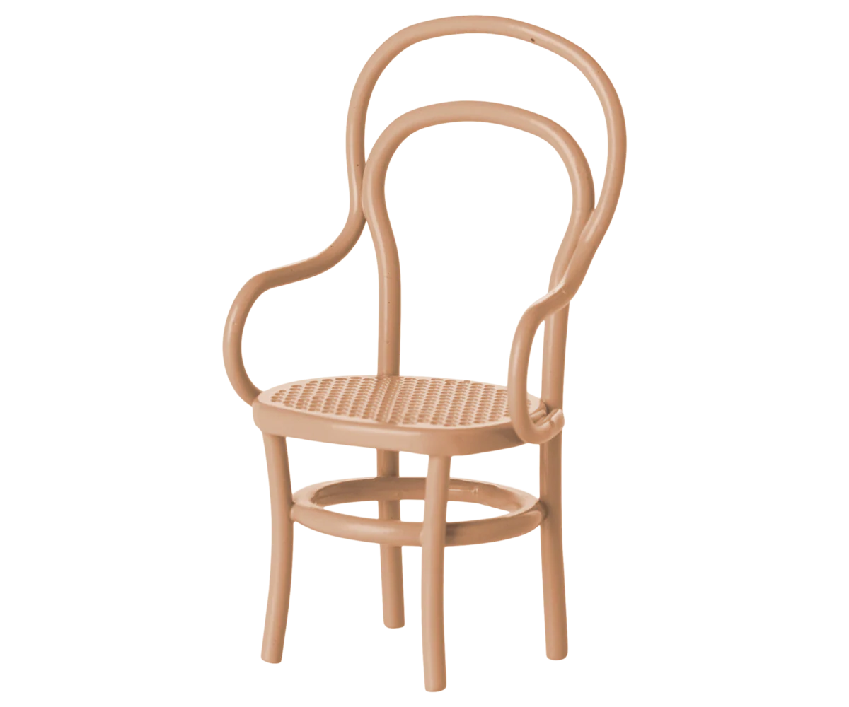  Maileg vintage chairs come in three beautiful colours: powder, mint, and off-white. 
