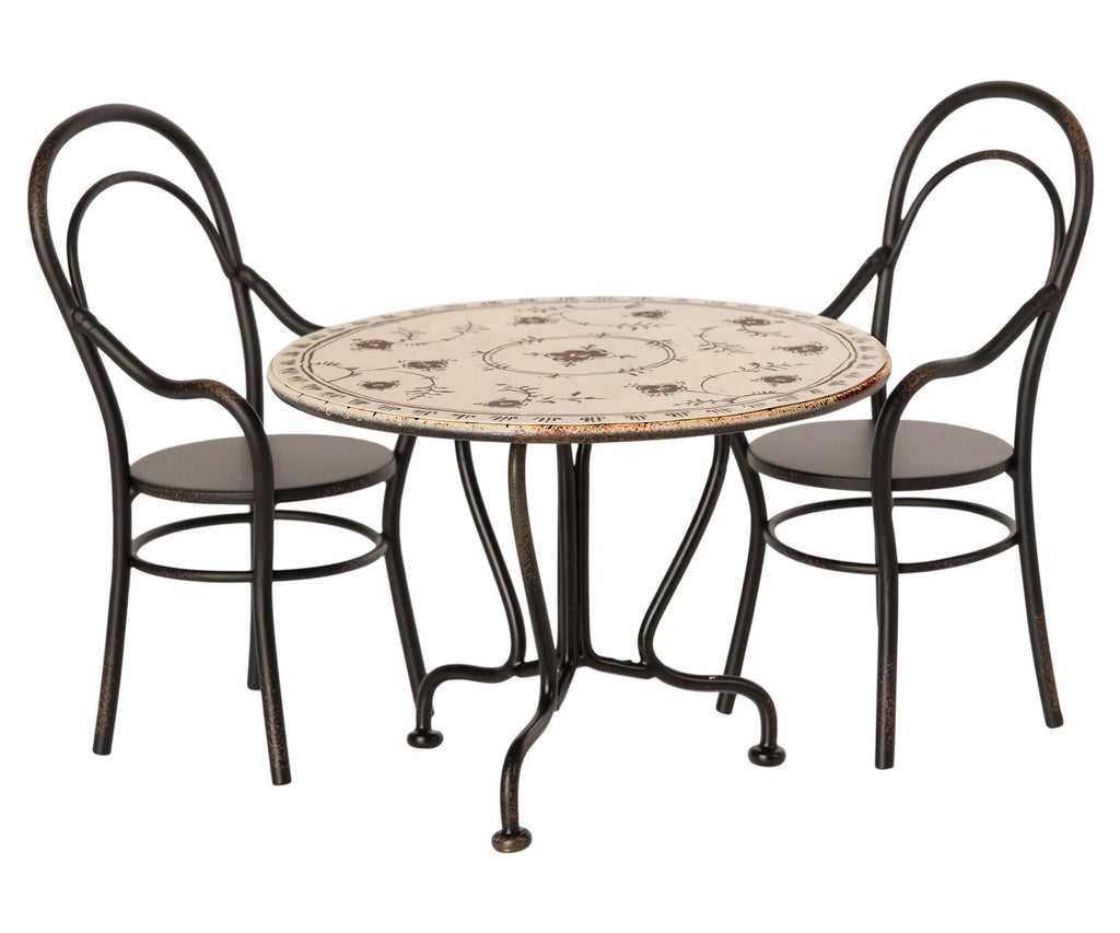 https://yoyoandflo.com/cdn/shop/products/maileg-dining-table-and-chairs-5837-p_1024x1024.jpg?v=1647447331